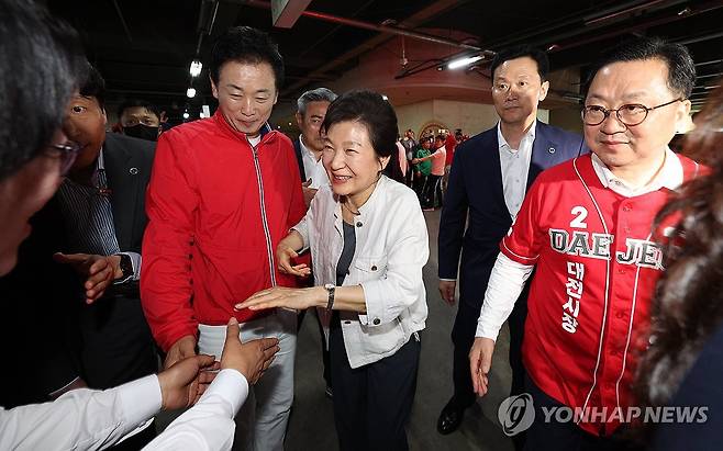 지지자들과 인사하는 박근혜 전 대통령 (대전=연합뉴스) 김준범 기자 = 박근혜 전 대통령이 25일 대전 서구 이장우 선거사무소를 방문해 지지자들과 인사하고 있다. 2026.5.25 [공동취재] psykims@yna.co.kr
