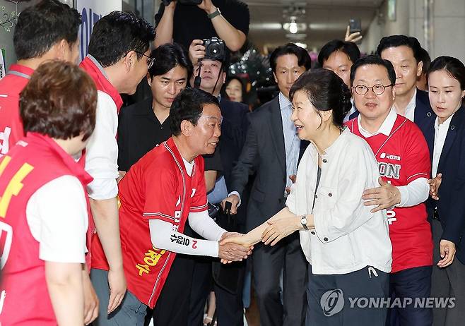 박근혜 전 대통령, 이장우 캠프 방문 (대전=연합뉴스) 김준범 기자 = 박근혜 전 대통령이 25일 대전 서구 이장우 국민의힘 대전시장 후보 선거사무소를 방문하고 있다. 2026.5.25 [공동취재] psykims@yna.co.kr