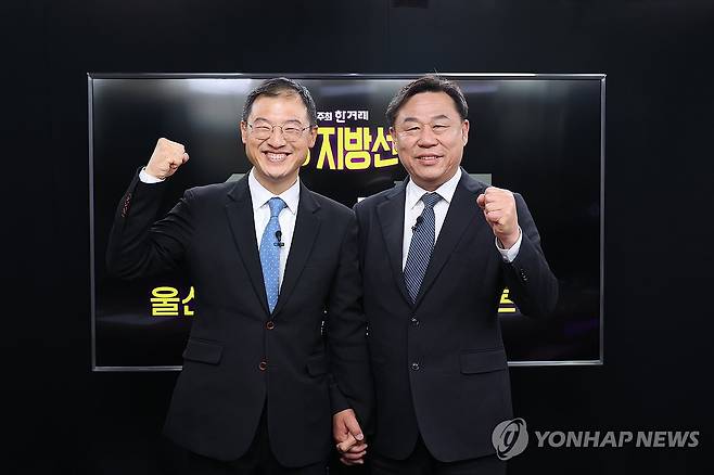 단일화 토론회에서 기념 촬영하는 김상욱·김종훈 울산시장 후보 [국회사진기자단]