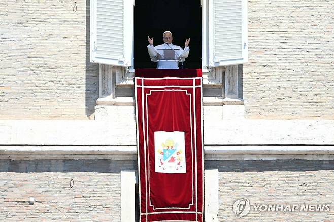 사도궁 창문에서 인사하는 레오 14세 교황 [AFP=연합뉴스. 재배포 및 DB 금지]