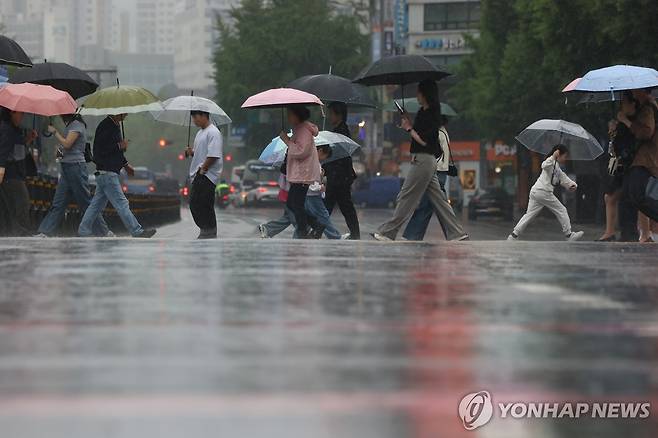 세차게 내리는 비 [연합뉴스 자료사진]