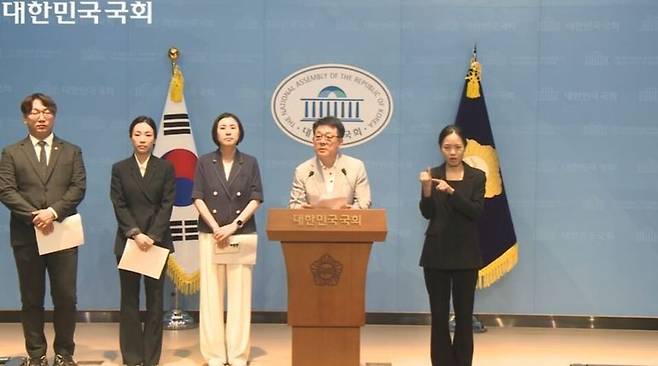 ▲ 26일 오전 더불어민주당 박찬대 인천시장 후보 선거대책위원회가 국회 소통관에서 '국민의힘 기초의원 성폭력 사건 방조 및 2차 가해 관련 기자회견'을 진행하고 있다. /출처=국회 인터넷 의사중계시스템 영상 갈무리