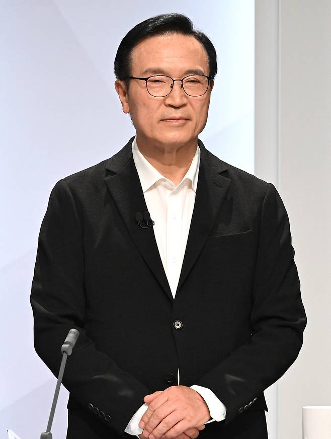 ▲ 임태희 경기도교육감 후보가 26일 서울시 마포구 상암동 SBS프리즘타워에서 제9회 전국동시지방선거 경기도교육감 후보자 토론회에 임하고 있다. /경기사진공동취재단