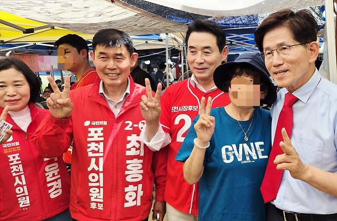 백영현 국힘 포천시장 후보(가운데)와 김문수 명예선대위원장(오른쪽), 시의원 후보들이 신읍5일장터에서 만난 시민과 사진촬영을 하고 있다. 사진=백영현 후보 선거캠프
