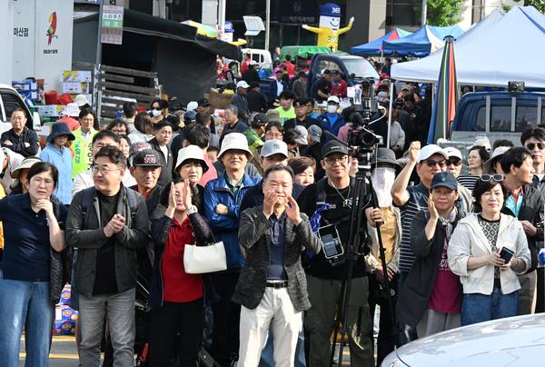 시민들이 24일 오전 창원시 마산합포구 월영동 마산번개시장 앞에서 후보들의 연설을 듣고 있다./김구연 기자