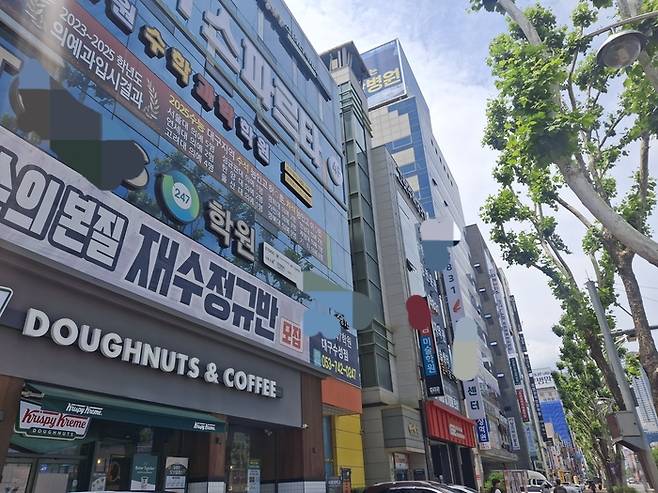26일 오전 11시 대구 수성구 범어4동에 학원들이 몰려있는 모습. 장태훈 기자 hun2@yeongnam.com