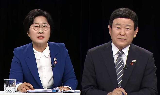 제주특별자치도 선거방송토론위원회 주관 토론회에서 공방을 벌이고 있는 고의숙-김광수 제주도교육감 후보. 사진=KBS제주 유튜브 방송 갈무리