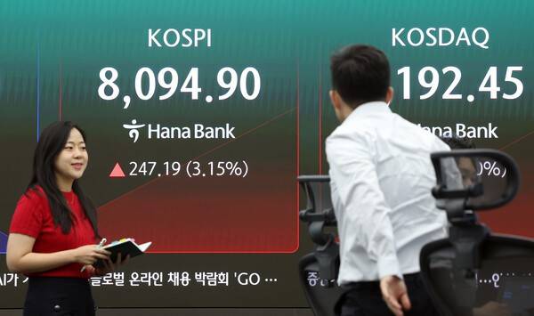 26일 서울 중구 하나은행 딜링룸 현황판에 코스피 등이 표시되고 있다. 이날 코스피는 전 거래일 대비 223.20포인트(2.84%) 오른 8,070.91로, 코스닥지수는 28.15포인트(2.42%) 오른 1,189.28로 출발했다. [출처=연합뉴스]