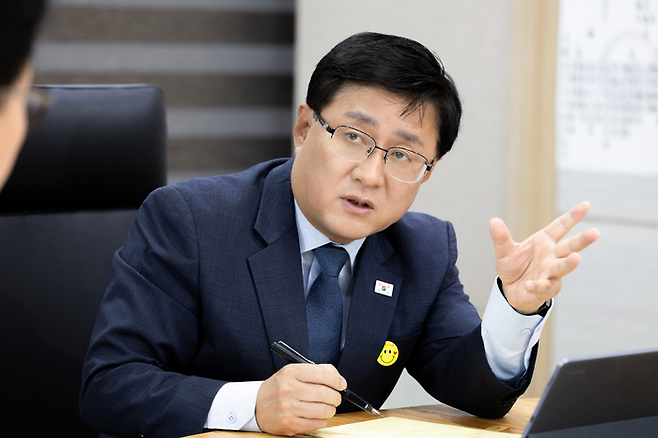 ▲김성환 기후에너지환경부 장관이 에너지경제신문과 인터뷰를 하고 있다. 기후에너지환경부