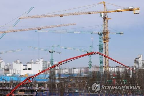 서울 동대문구의 한 주택재개발 신축공사 현장에 타워크레인이 세워져 있다.[연합뉴스 자료사진]