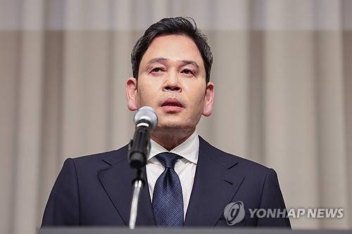정용진 회장, 스타벅스 논란 사과문 발표(서울=연합뉴스) 서대연 기자 = 정용진 신세계그룹 회장이 26일 서울 강남구 조선팰리스 호텔에서 스타벅스의 '탱크데이' 논란과 관련해 사과문을 발표하고 있다. 2026.5.26 dwise@yna.co.kr