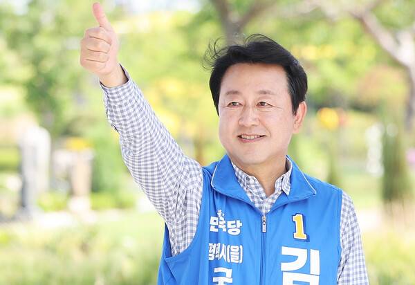 경기 평택을 국회의원 재선거에 출마한 더불어민주당 김용남 후보가 25일 경기도 평택시 오성면 평택농업생태원에서 지지를 호소하고 있다. 2026.5.25. 연합뉴스