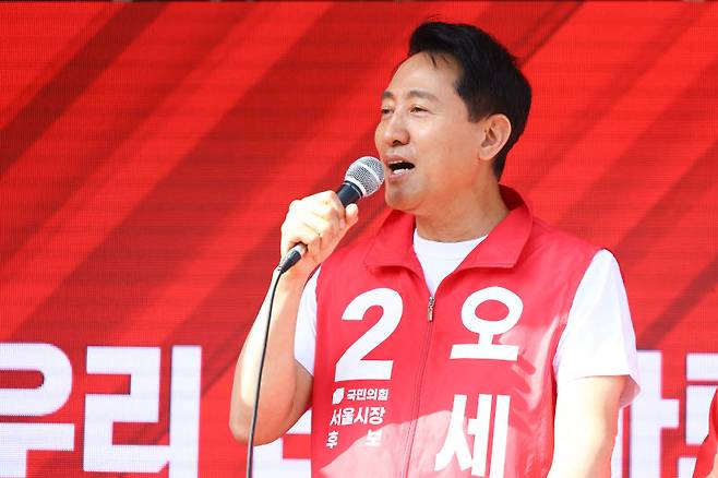 오세훈 국민의힘 서울시장 후보가 25일 오전 서울 관악구 관악산 등산로 입구에서 지지를 호소하고 있다. (사진=뉴시스)