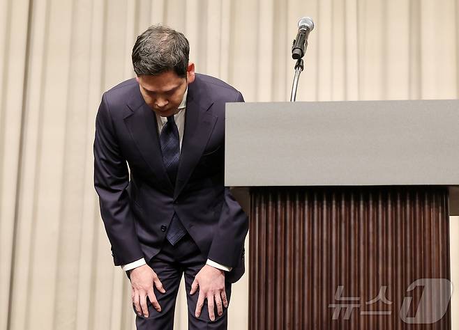정용진 신세계그룹 회장이 26일 오전 서울 강남구 조선팰리스에서 열린 기자회견에서 스타벅스 '탱크데이' 논란 관련 대국민 사과를 하고 있다. 2026.5.26 ⓒ 뉴스1 김진환 기자