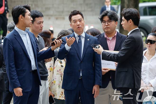 김세의 가로세로연구소(가세연) 대표가 26일 오전 서울 서초구 중앙지방법원에서 성폭력범죄의 처벌 등에 관한 특례법 위반(카메라 등 이용 촬영·반포 등) 및 명예훼손 등 혐의와 관련, 구속 전 피의자 심문(영장실질심사)에 출석하며 취재진 질의에 답하고 있다. 2026.5.26 ⓒ 뉴스1 안은나 기자