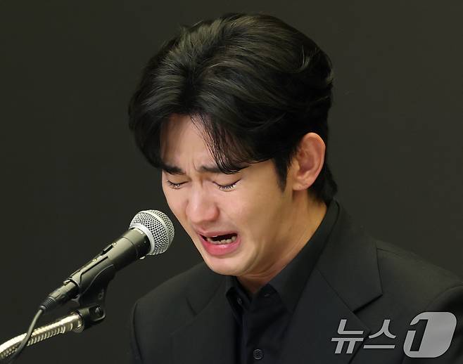 배우 김수현이 31일 오후 서울 마포구 스탠포트호텔에서 긴급 기자회견을 열고 고(故) 김새론이 미성년자일 때부터 교제했다는 의혹을 비롯한 각종 논란에 대해 입장을 밝히고 있다. 2025.3.31 ⓒ 뉴스1 권현진 기자