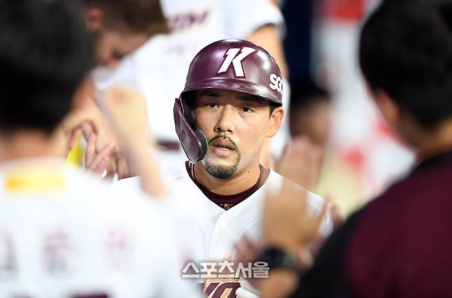키움 이용규가 9일 서울 고척스카이돔에서 열린 2023 KBO리그 롯데전 3회말 무사 2루 상황에서 김혜성의 적시타에 역전 득점을 한 뒤 동료들과 하이파이브를 하고 있다.  고척 | 박진업기자 upandup@sportsseoul.com