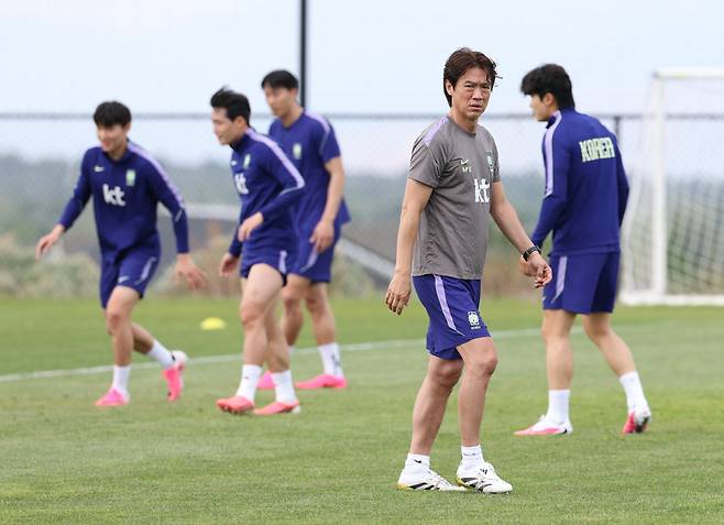 훈련 지도하는 홍명보 감독

    (헤리먼[미국 유타주]=연합뉴스) 신준희 기자 = 25일(현지시간) 오후 미국 유타주 헤리먼에 위치한 자이언스뱅크 트레이닝센터에서 축구 국가대표팀 홍명보 감독이 훈련을 지시하고 있다. 2026.5.26

    hama@yna.co.kr

(끝)





<저작권자(c) 연합뉴스, 무단 전재-재배포, AI 학습 및 활용 금지>