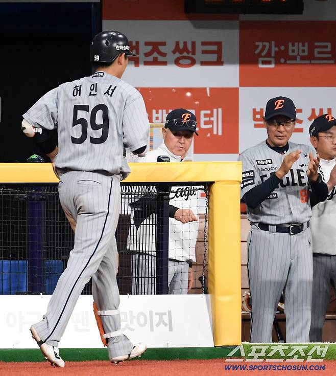 14일 서울 고척스카이돔에서 열린 키움과 한화의 경기. 9회초 1사 2루 한화 허인서가 투런포를 터뜨리자 김경문 감독이 기뻐하고 있다. 고척=박재만 기자 pjm@sportschosun.com/2026.05.14/