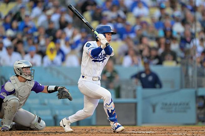 May 25, 2026; Los Angeles, California, USA; Los Angeles Dodgers second baseman Hyeseong Kim (6) hits a single against the Colorado Rockies in the third inning at Dodger Stadium. Mandatory Credit: Jayne Kamin-Oncea-Imagn Images







<저작권자(c) 연합뉴스, 무단 전재-재배포, AI 학습 및 활용 금지>