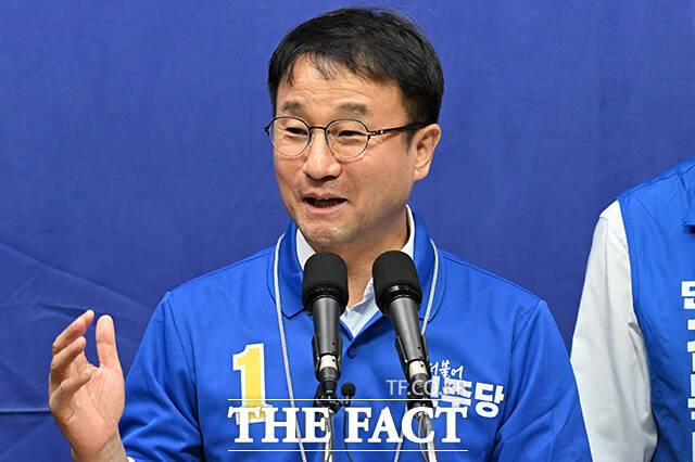 더불어민주당이 26일 지방선거 5대 비전을 제시하며 오는 29~30일 진행되는 사전투표 참여를 독려했다. 사진은 한병도 민주당 원내대표가 지난 21일 오후 전북도 전주 완산구 전북특별자치도의회에서 열린 기자회견에서 발언하는 모습. /김성렬 기자