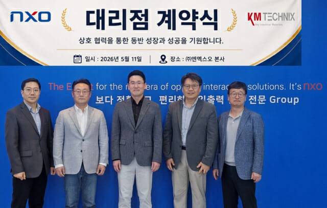 김길선 엔엑스오 대표(왼쪽 두 번째)와 김지훈 킴테크닉스 대표(왼쪽 세 번째)가 상호 협력을 위한  전략적 협력을 맺고 있다.