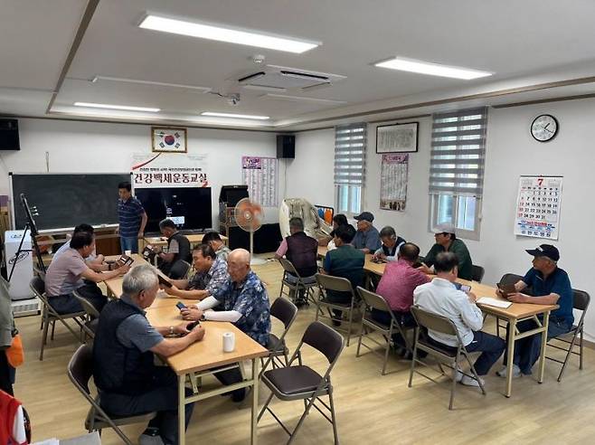 [사진 제공=진주시] 경남 진주시가 디지털 전환(DX)과 인공지능(AI) 시대를 맞아 시민 누구나 안전하고 편리하게 디지털 서비스를 이용할 수 있도록 다양한 디지털 친화 정책을 추진하고 있다. 디지털 역량강화 교육 금산경로당