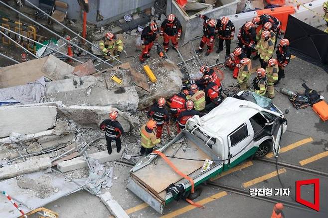 26일 서울 서대문구 서소문 고가차도 철거 현장에서 다리 상판이 무너지는 사고가 발생해 소방대원들이 구조작업을 하고 있다. 강진형 기자