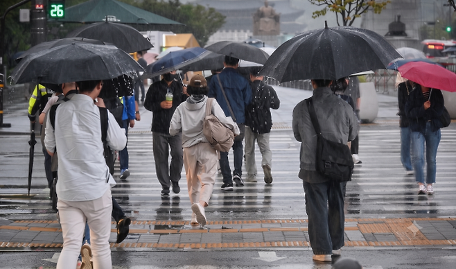 전국 대부분 雨… 낮 최고기온 28도 [오늘날씨]=화요일인 오늘(26일) 날씨는 전국이 대체로 흐리겠다. 아침 최저기온은 16~22℃, 낮 최고기온은 22~28℃가 되겠다.새벽(00~06시)부터 인천.경기 서해안과 그 밖의 전라권, 경남 서부에 비가 시작되어 오전(06~12시)부터 낮(12~15시) 사이에는 그 밖의 전국으로 비가 확대되겠다. 비가 내리는 지역에서는 돌풍과 함께 천둥.번개가 치는 곳이 있겠고, 매우 강한 비와 많은 비로 인해 피해가 우려되니 앞으로 발표하는 기상정보를 참고하여 각별히 유의하기 바란다. 강원 동해안에 가시거리 1km 미만의 안개가 끼는 곳이 있겠다.미세먼지 농도는 대부분 지역에서 ‘좋음’ 수준을 보이겠다. ⓒbnt뉴스: 오늘날씨, 내일날씨, 주간날씨 예보
