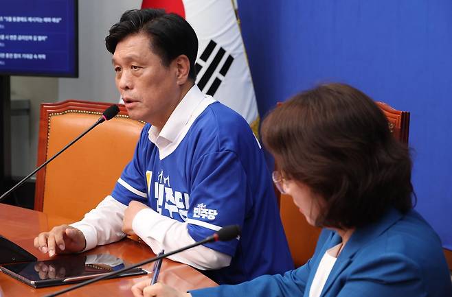 조승래 더불어민주당 총괄선대본부장이 25일 오후 서울 여의도 국회에서 열린 지방선거 관련 기자간담회에서 발언을 하고 있다.  2026.05.25. 뉴시스