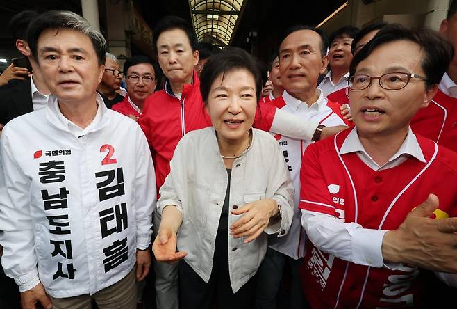 박근혜 전 대통령이 25일 오후 충남 공주 산성시장을 방문해 김태흠 국민의힘 충남도지사 후보, 충남지역 후보 지원유세를 하고 있다. 2026.5.25 ⓒ 뉴스1