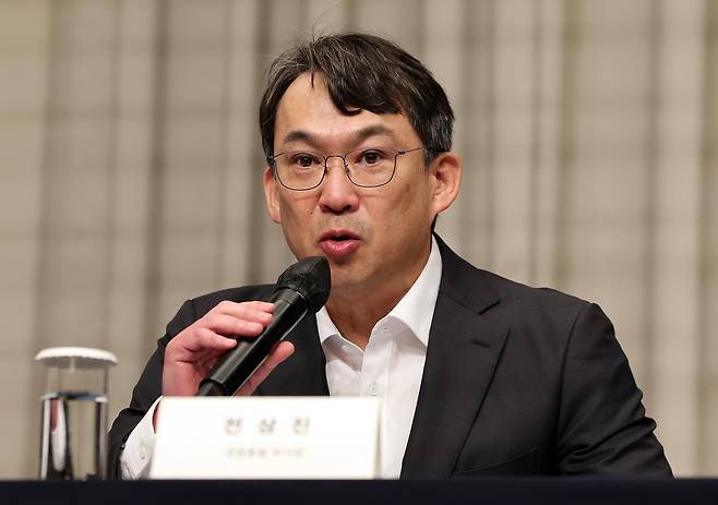 = 전상진 신세계그룹 경영총괄 부사장이 26일 오전 서울 강남구 조선팰리스에서 스타벅스 ‘탱크데이’ 논란 조사 결과를 발표하고 있다. 2026.5.26/뉴스1