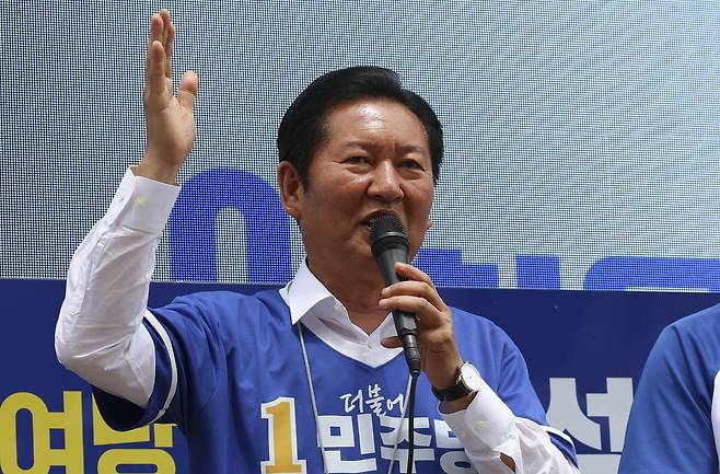 정청래 더불어민주당 대표가 26일 오후 경기 이천시 창천동 문화의 거리를 찾아 성수석 경기 이천시장 지원유세에서 지지 발언을 하고 있다. 2026.05.26. 뉴시스