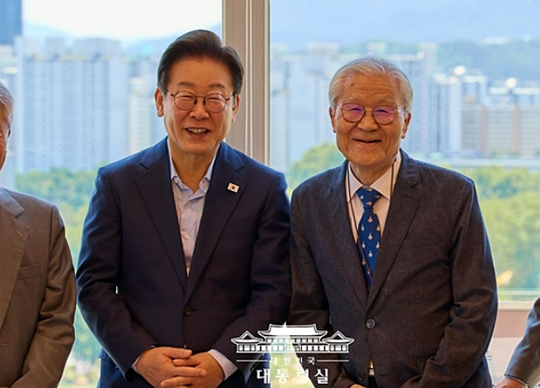 지난 2025년 7월 11일 이재명 대통령이 조갑제(오른쪽) 전 월간조선 편집장과 정규재 전 한국경제신문 주필 등 보수 언론인을 용산 대통령실로 초청해 오찬 회동하면서 기념 사진을 촬영하고 있다.<대통령실 배포 사진 갈무리>