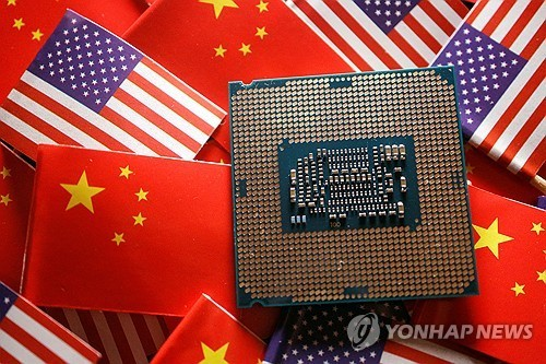 중국과 미국 국기를 배경으로 한 반도체 기판. [로이터=연합뉴스]