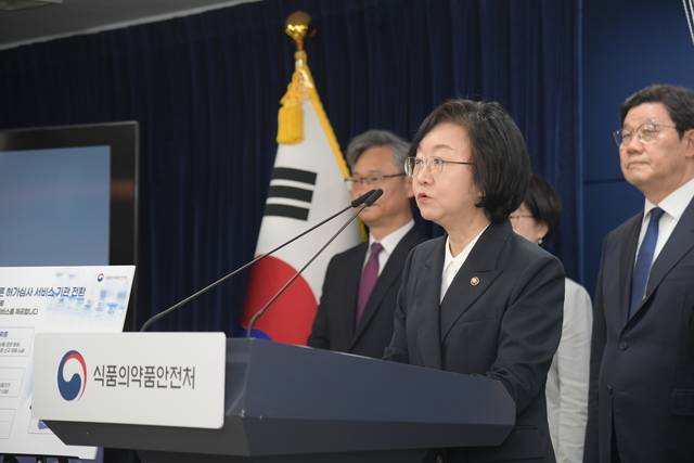 오유경 식품의약품안전처장이 26일 서울 세종대로 정부서울청사에서 의료제품 허가·심사 혁신 브리핑을 하고 있다. 식품의약품안전처 제공
