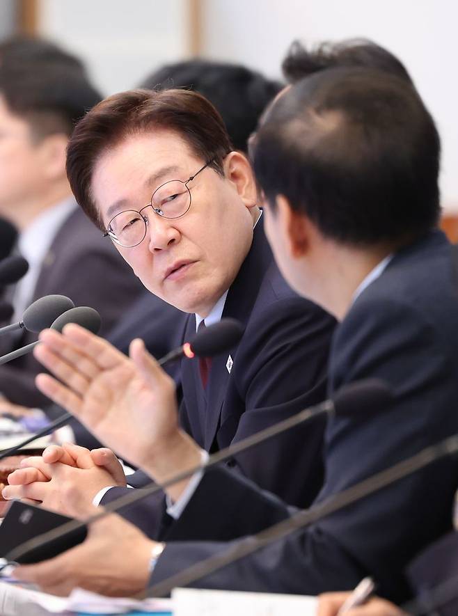 이재명 대통령이 26일 청와대에서 열린 국무회의에서 구윤철 부총리 겸 재정경제부 장관과 대화하고 있다. 뉴시스