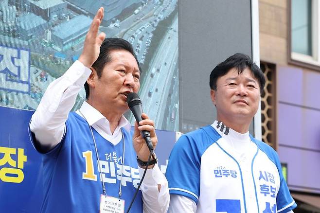 정청래 더불어민주당 대표가 26일 경기 이천시 중리사거리를 찾아 성수석 이천시장 후보 지지를 호소하고 있다. 뉴스1
