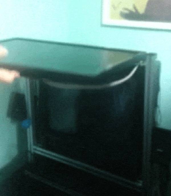 CRT 모니터로 게임을 즐기다가 LCD 모니터를 앞으로 넘긴다