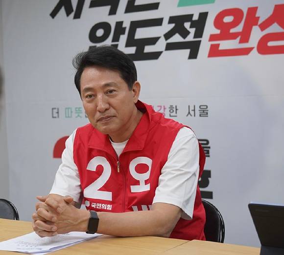 오세훈 국민의힘 서울시장 후보가 지난 22일 서울 종로구 선거사무소에서 한 언론과 인터뷰를 하고 있다. [사진=오세훈 국민의힘 서울시장 후보 선거사무소]
