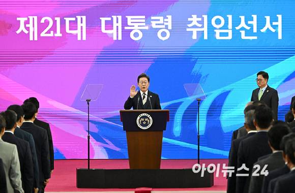 이재명 대통령이 지난해 6월 4일 서울 여의도 국회에서 열린 제21대 대통령 취임선서에서 취임사를 하고 있다. [사진=곽영래 기자]