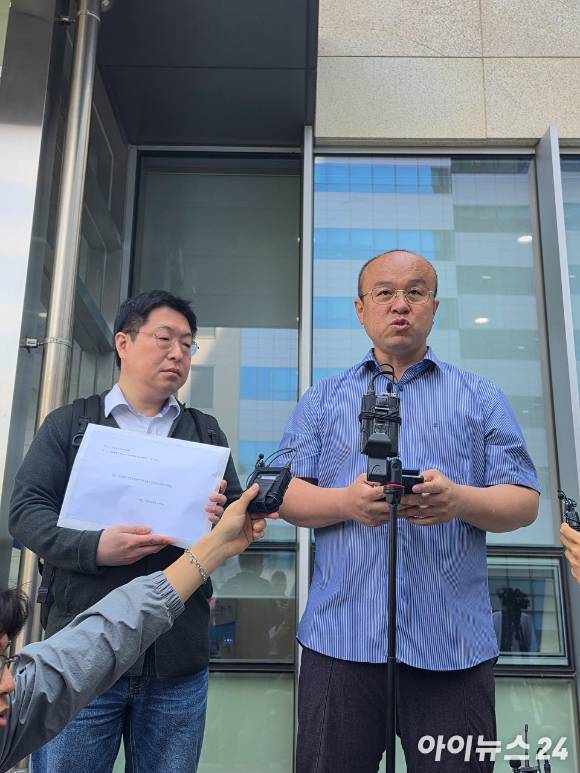민경권 주주운동본부 대표가 13일 오전 수원지방법원에서 삼성전자가 노조 측에 제기한 '위법 쟁의행위 금지 가처분' 2차 심문을 앞두고 소액주주 탄원서를 제출한 뒤 입장을 밝히고 있다. [사진=황세웅 기자]