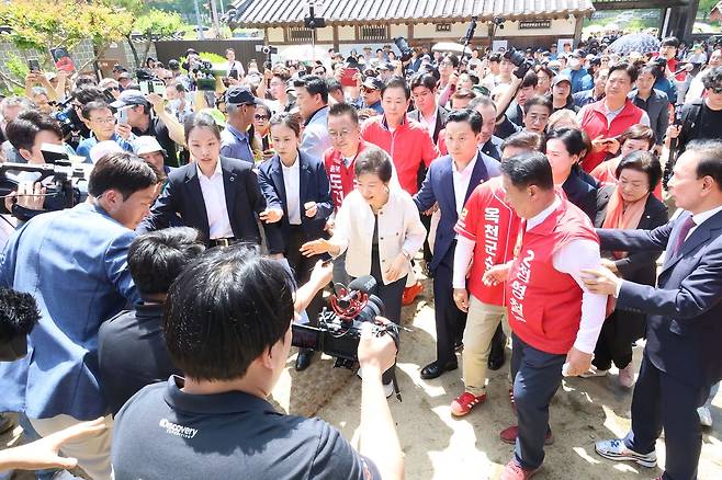박근혜 전 대통령(가운데)이 25일 오전 충북 옥천에 있는 어머니 고 육영수 여사 생가를 방문해 환영하는 시민들과 인사하고 있다. [연합뉴스]