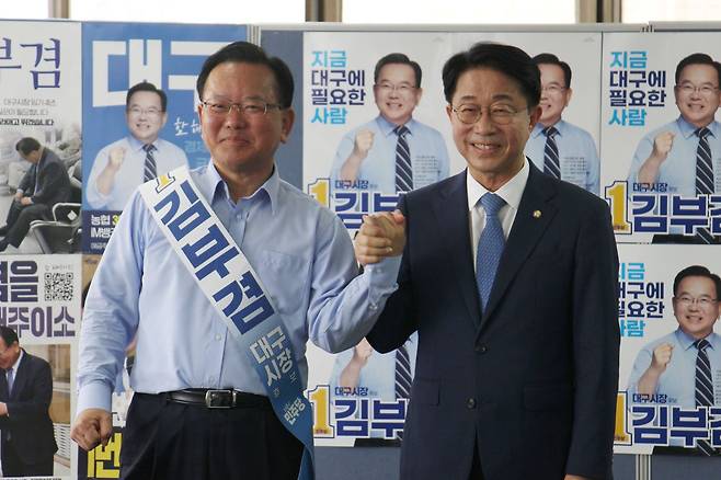 더불어민주당 국회의장 후보로 선출된 조정식 의원(오른쪽)이 25일 김부겸 대구시장 후보 선거사무소를 방문했다. [사진 김부겸 희망캠프]