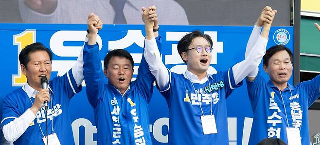 정청래 더불어민주당 대표(왼쪽)가 25일 충남 서천특화시장 앞에서 열린 유세에 참석해 민주당 출마자들에 대한 지지를 호소하고 있다. [연합뉴스]