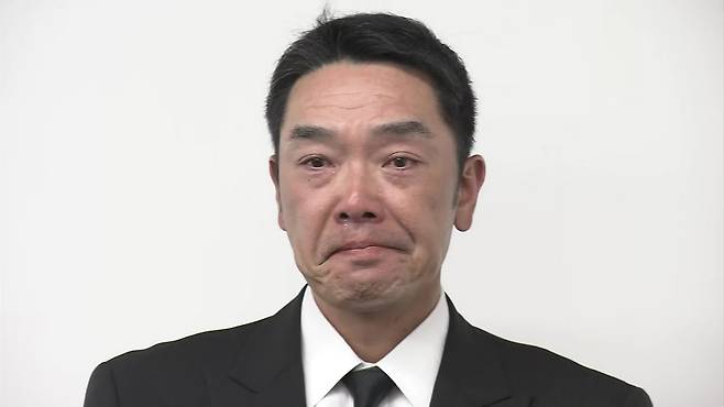 아베 신노스케 요미우리 감독이 26일 기자회견에서 자진 사퇴 의사를 밝히며 눈물을 흘리고 있다.(일본 NHK 방송 화면)
