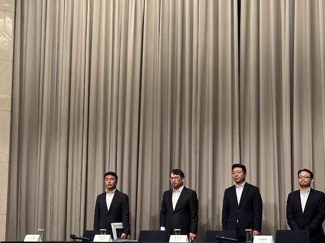 정용진 회장이 회견장을 떠난 후 임원진 질의응답 시간이 이어졌다. 왼쪽부터 이규봉 경영지원총괄 전무, 전상진 경영총괄 부사장, 김수완 대외협력본부장 부사장, 양종환 감사팀장 상무 / 박정원 인턴기자
