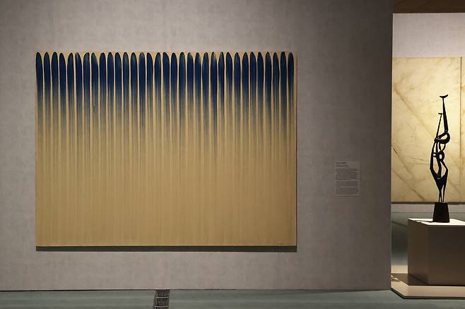 ″From Lines″ (1974) by Korean dansaekhwa artist Lee Ufan, left, is seen at the National Museum of Modern and Contemporary Art (MMCA) Seoul main branch in Jongno District, central Seoul on April 30, 2025. [YONHAP]