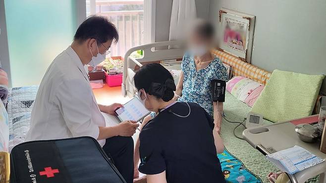 한 어르신이 통합돌봄 서비스를 통해 자택 진료를 받고 있다. 국민일보DB