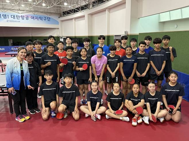양영자탁구선교회 국제청소년탁구캠프 참석자들이 지난 23일 서울 강서구 대한항공 여자탁구단을 방문해 국가대표 신유빈 선수와 기념 촬영을 하고 있다. 이충만씨 제공